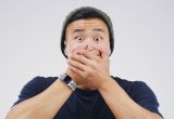 “患者锦旗里藏刀刺伤医生”，警方通报