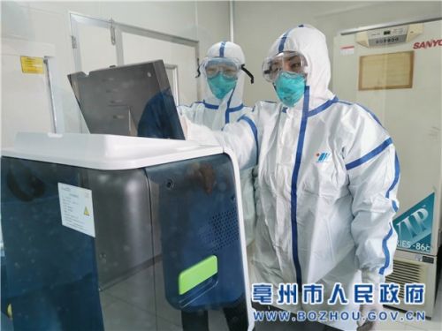 核酸检验师：压力大到飙泪 擦干眼泪继续干