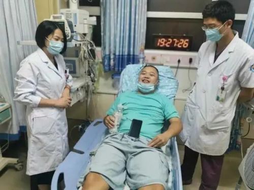 连续工作10小时，检验科医生押送标本途中突然倒下...
