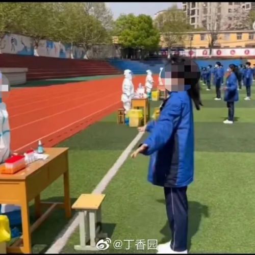 给核酸检测人员表演节目，不如让 Ta 们早点回家