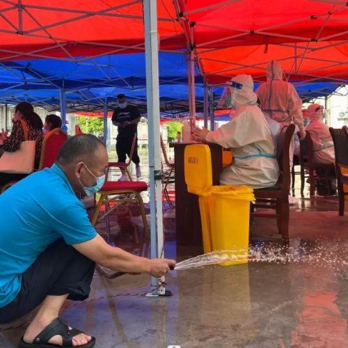真的热「炸」了！夏天穿防护服，体感温度竟高达 64℃