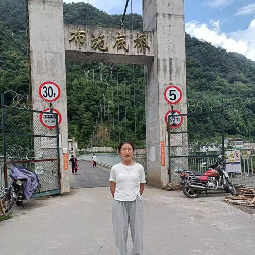 溜索上学的傈僳族姑娘回到了怒江边，成为了一名检验人