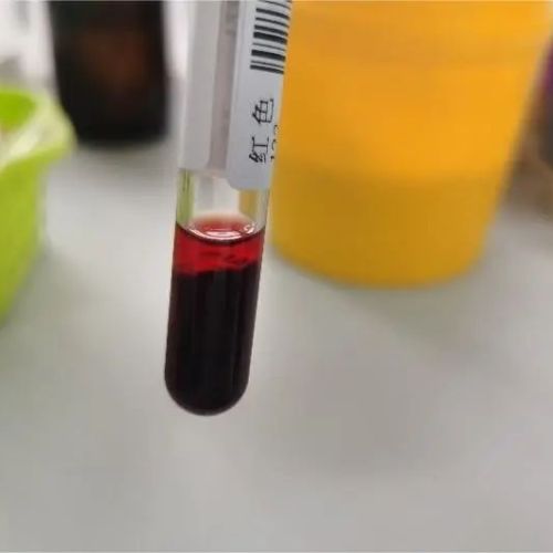 红蝶扑映脸，狼咬红斑样。