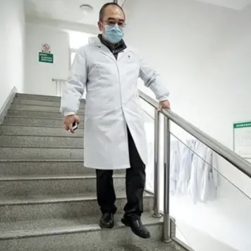 “人民英雄”被医院返聘