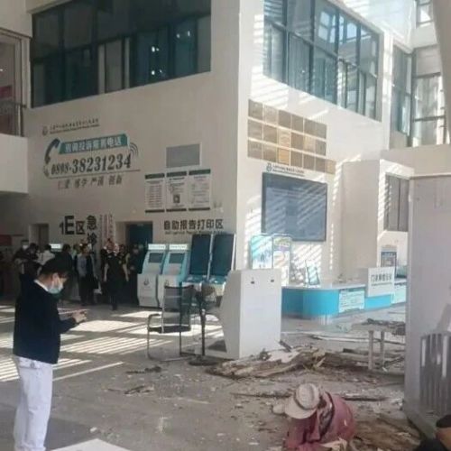 医院吊顶坠落，致4人受伤！