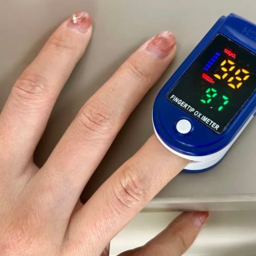 抢救室里，医生叫来美甲师