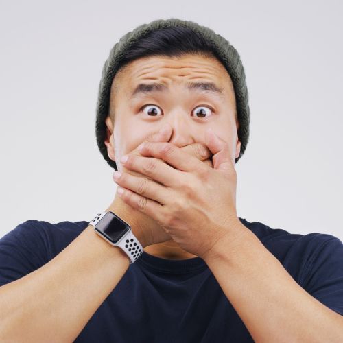 “患者锦旗里藏刀刺伤医生”，警方通报